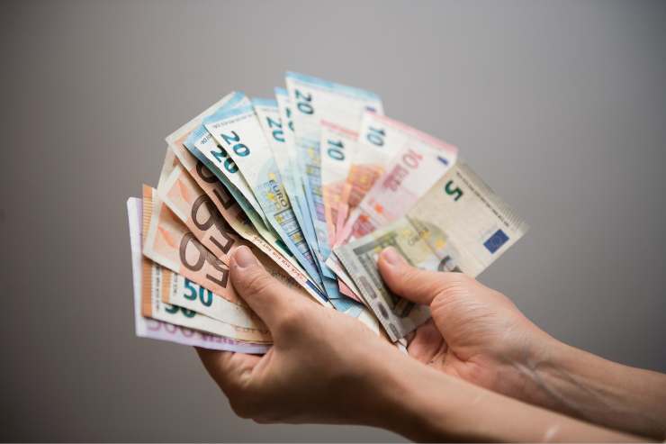 banconote tra le mani