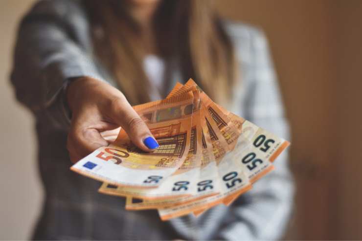 banconote in mano a una donna