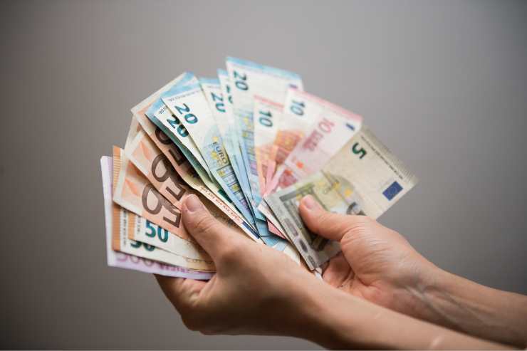 banconote di euro in mano