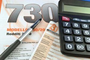 doumento 730, calcolatrice e penna