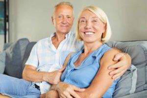 uomo e donna seduti sul divano
