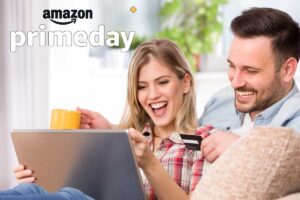 coppia seduta sul divano con il PC e logo amazon