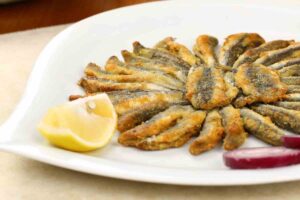 alici fritte in un piatto