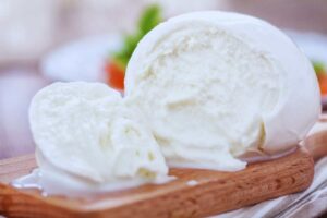 mozzarella tagliata su un piatto