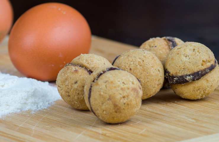 baci di dama su un tagliare in legno