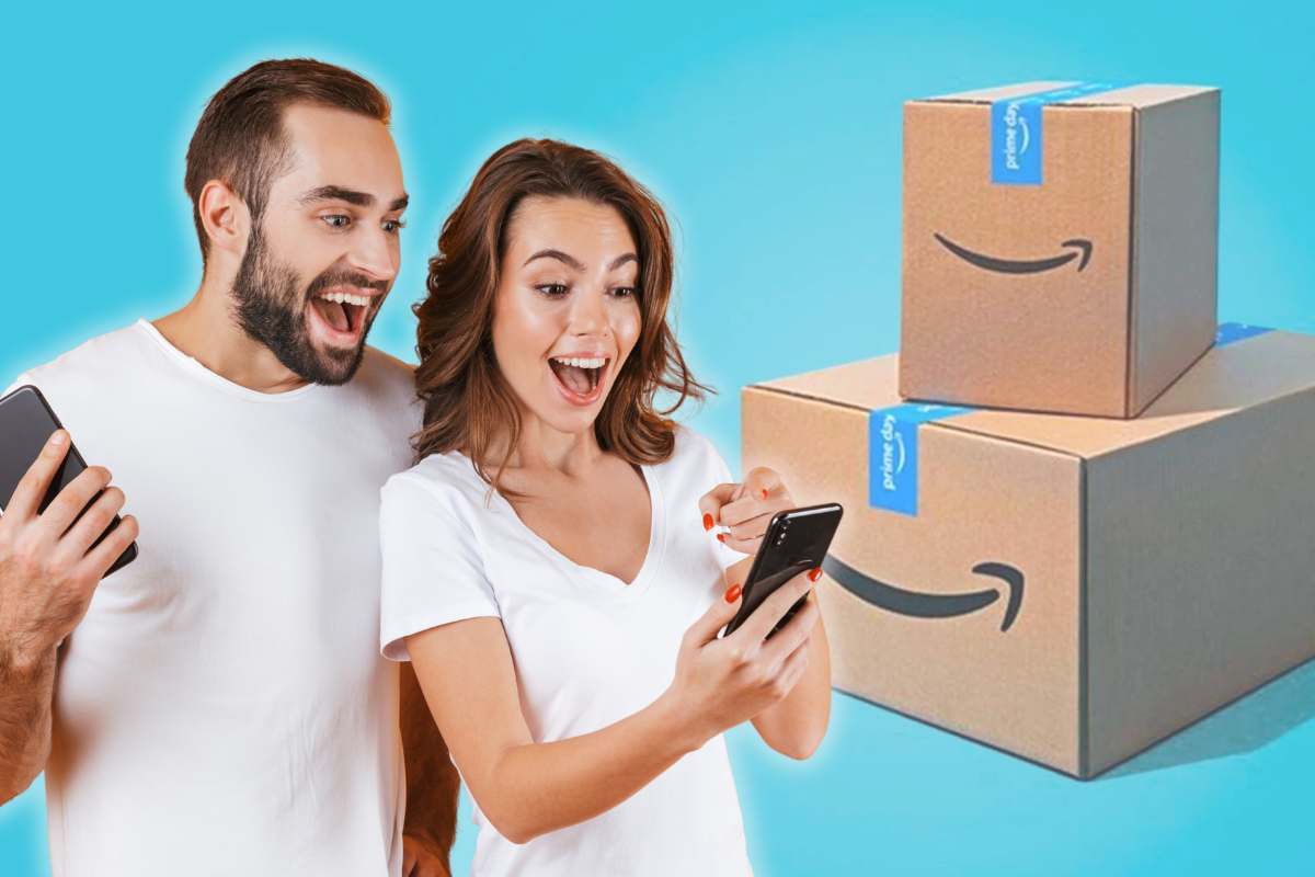 due ragazzi con telefono e pacchi