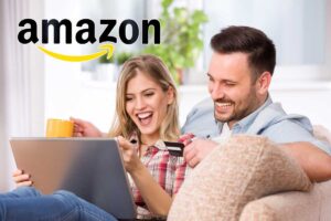 coppia sul divano con pc e logo amazon