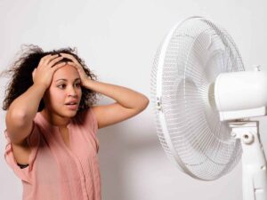 donna davanti al ventilatore
