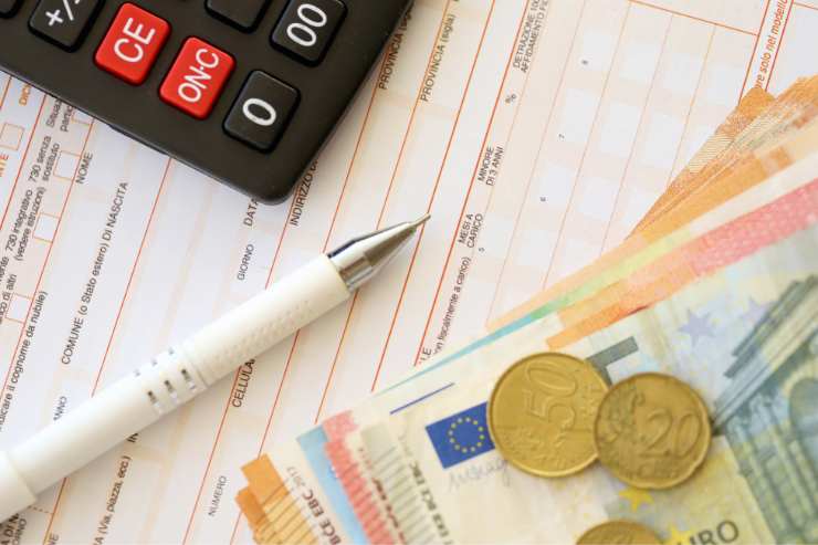 soldi, documento, penna e calcolatrice