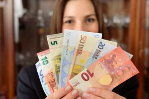 donna con euro in mano