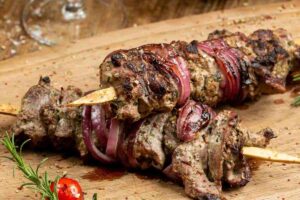 spiedini di carne con cipolle