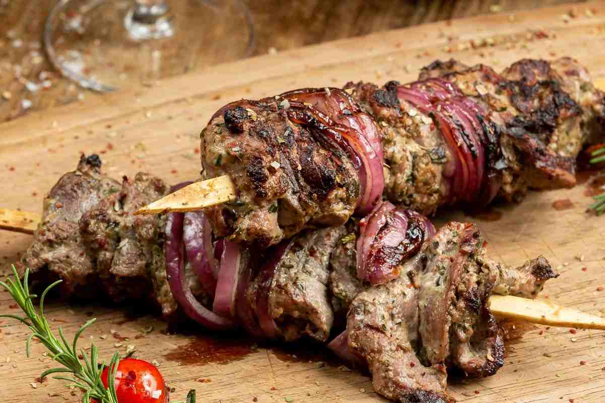 spiedini di carne con cipolle