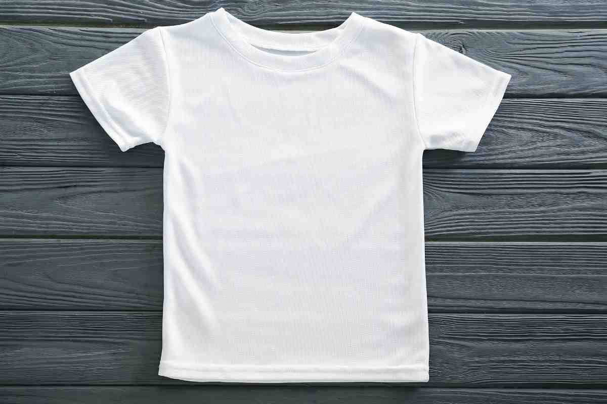 t-shirt bianca e pulita