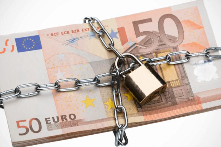 banconote da 50 euro chiuse da un lucchetto