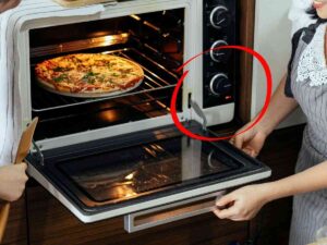 persone infornano pizza
