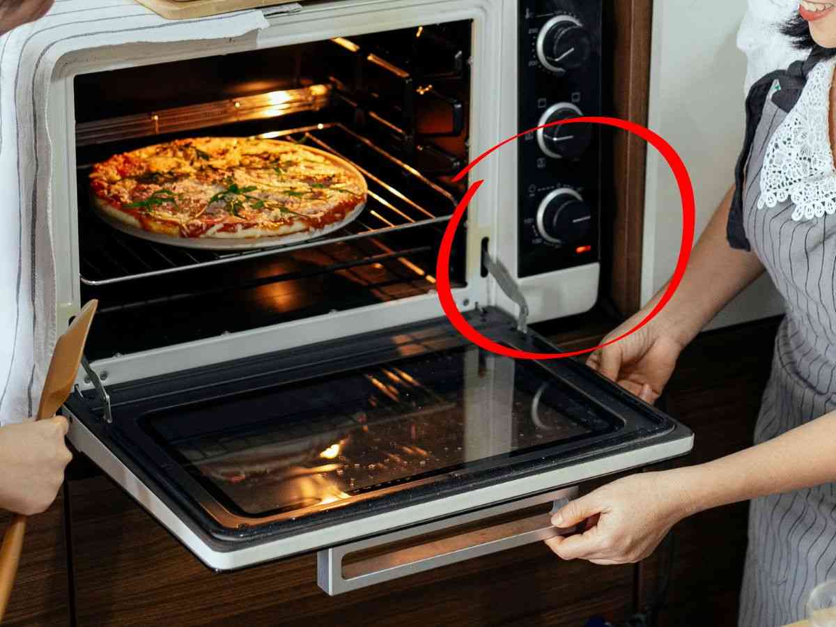 persone infornano pizza