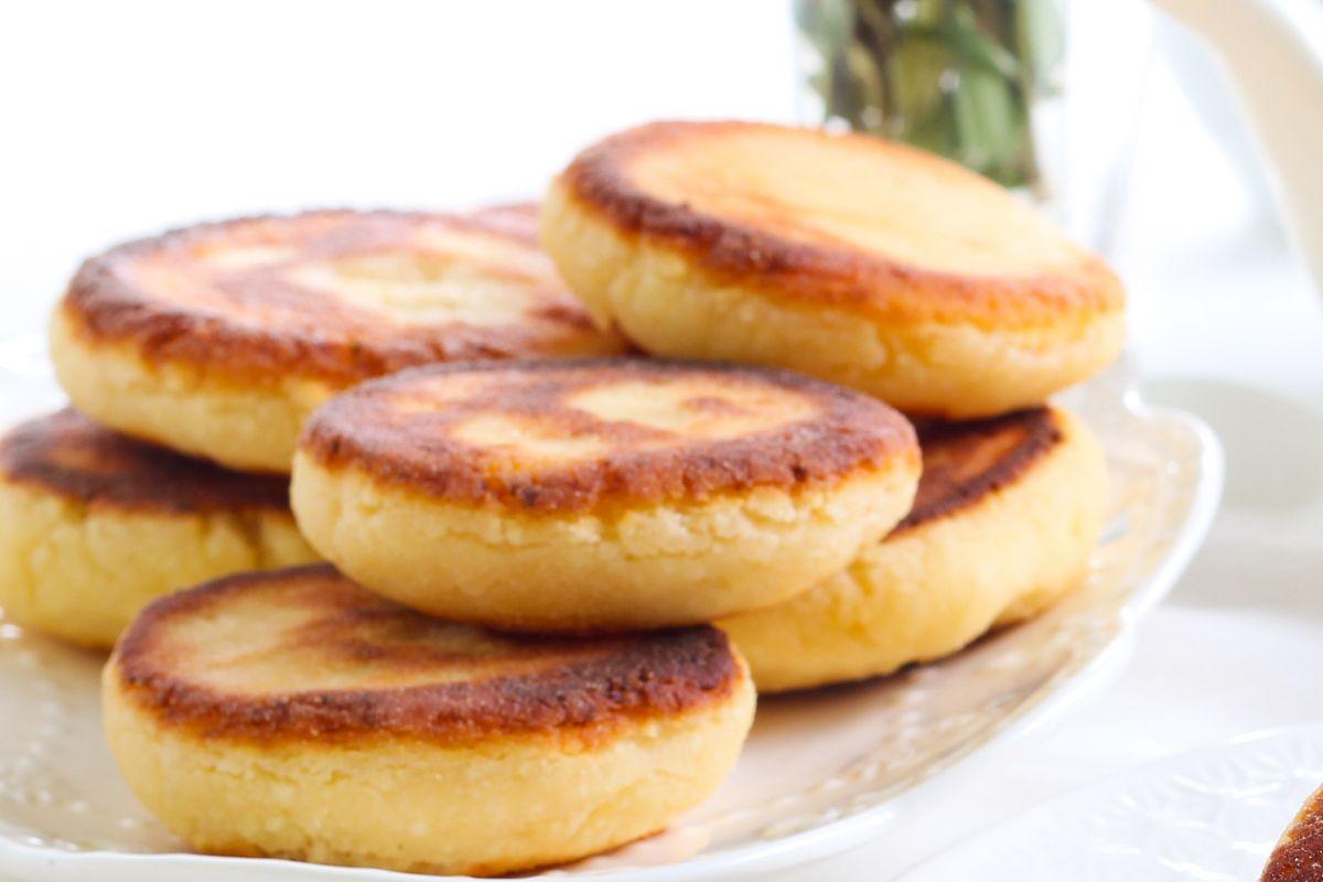 ricotta fritta su un piatto