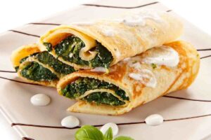 crepes con spinaci su un piatto