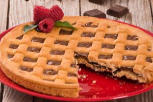 crostata alla nutella in piatto rosso