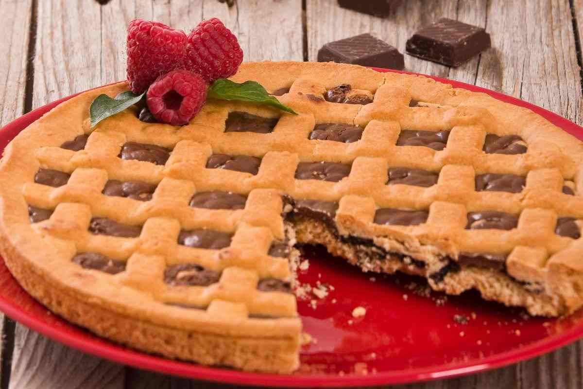 crostata alla nutella in piatto rosso