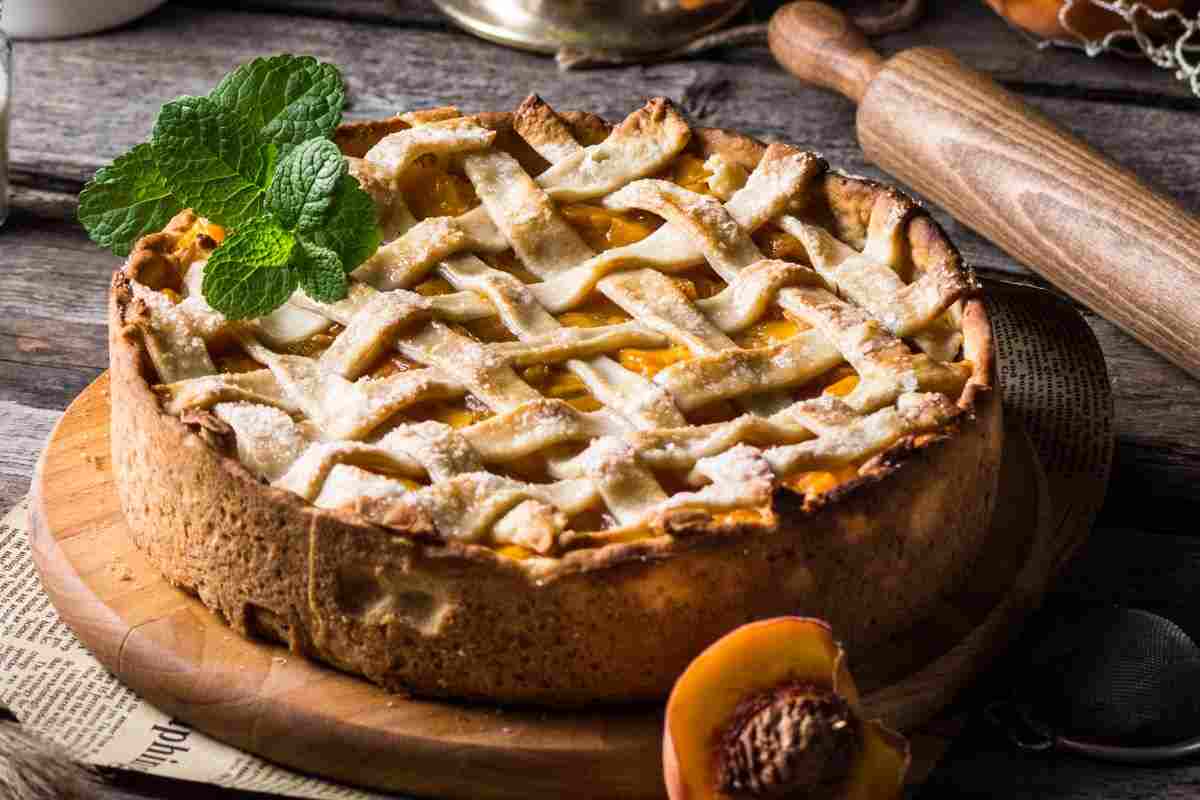 crostata di pesche con rametti di menta