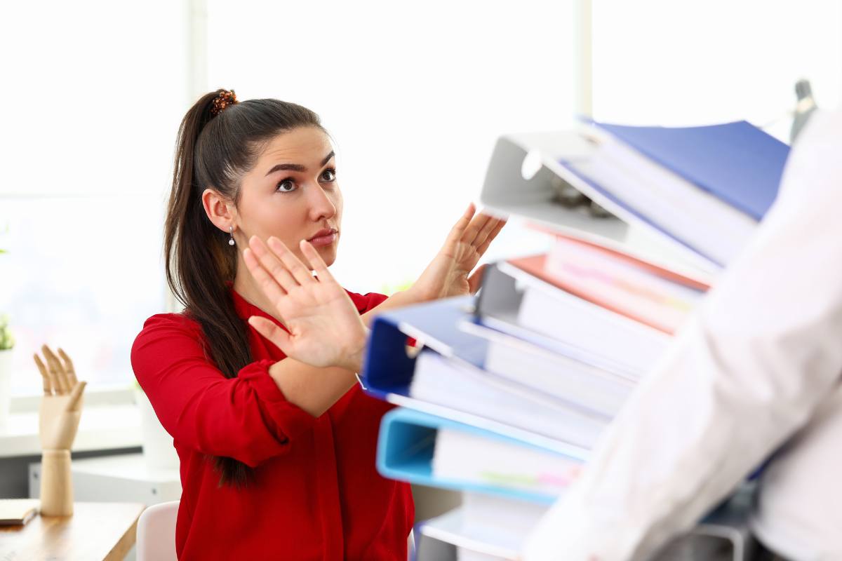 donna in ufficio rifiuta i faldoni