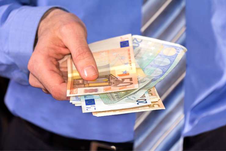 banconote di euro in mano