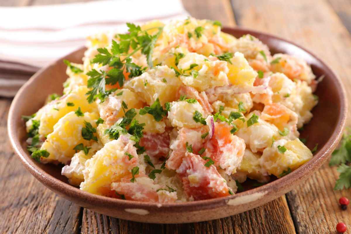 insalata di patate e salmone in ciotola