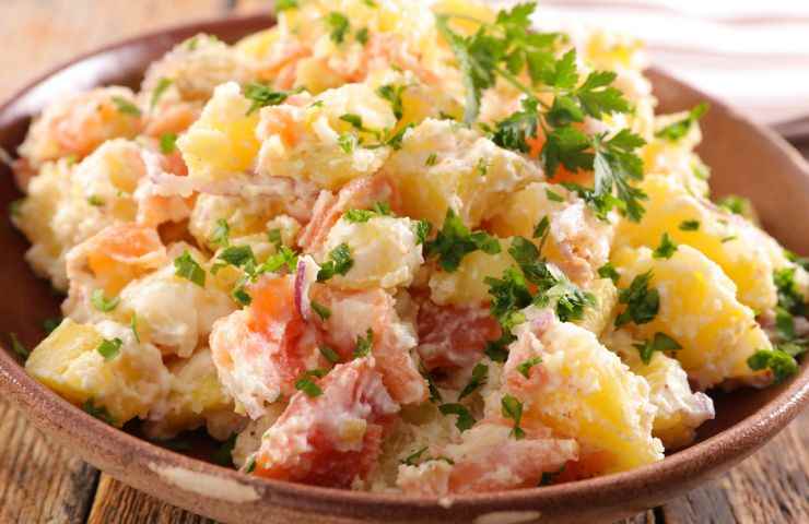 insalata patate salmone cipolla prezzemolo