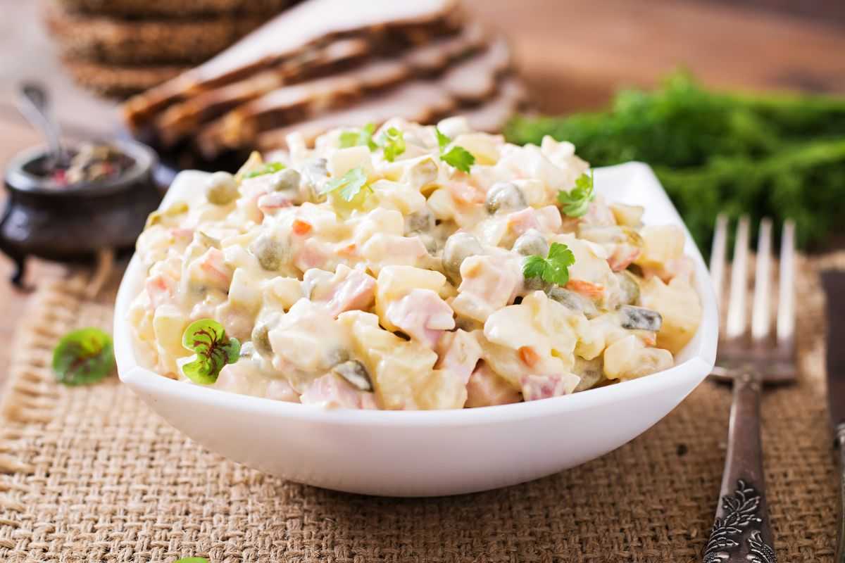 insalata russa in una ciotola