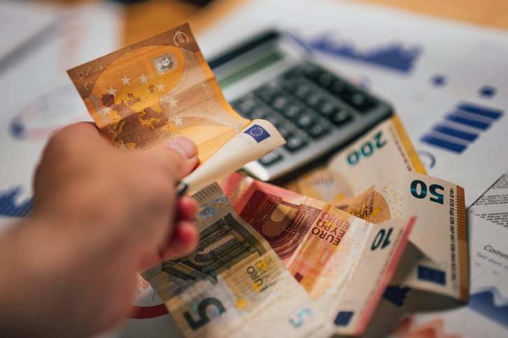 banconote di euro e calcolatrice
