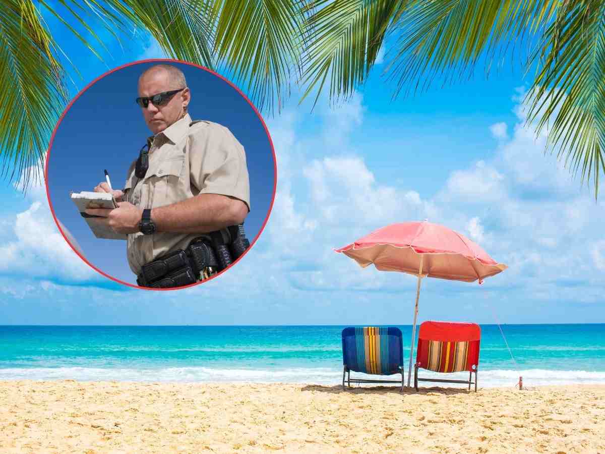 spiaggia con ombrellone e lettini e poliziotto