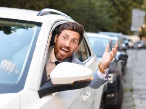 uomo nel traffico che urla
