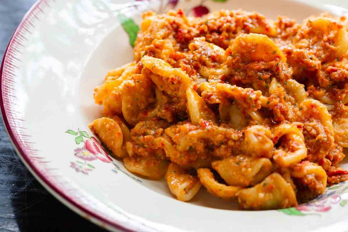 piatto on orecchiette al pomodoro e carne