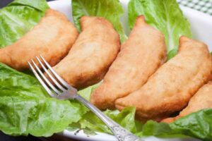 panzerotti a forma di mezza luna su insalata