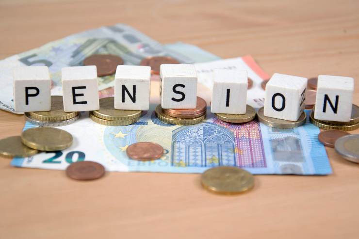 scritta e banconote e monete di euro