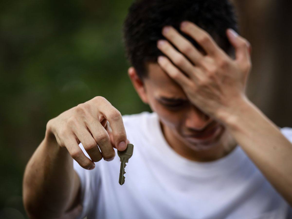 uomo disperato con chiave in mano