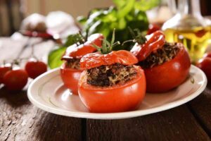 pomodori ripieni in un piatto