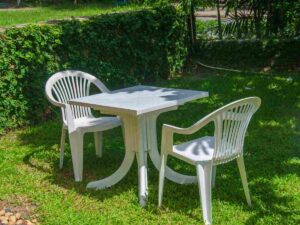 sedie bianche in un giardino