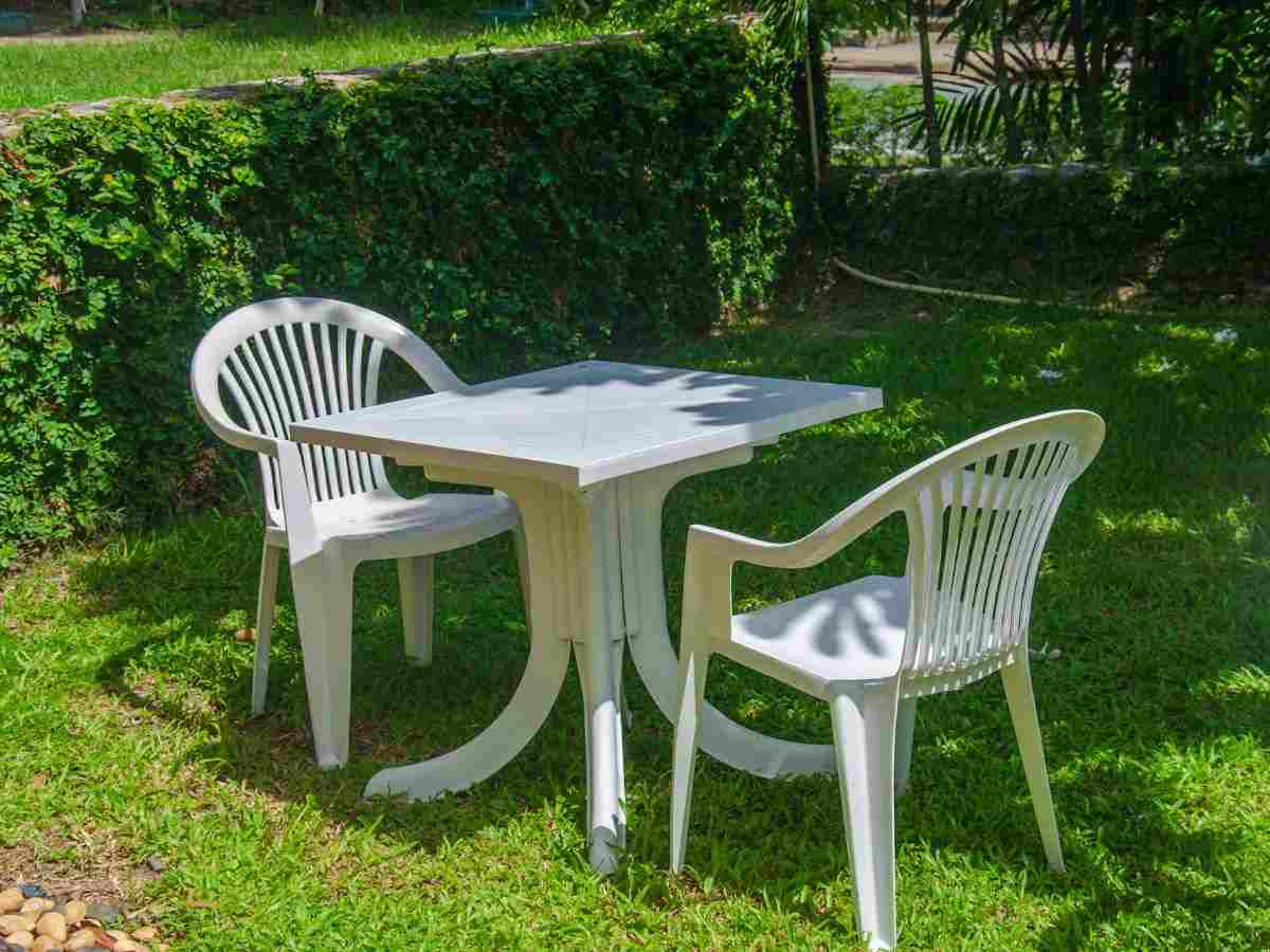 sedie bianche in un giardino