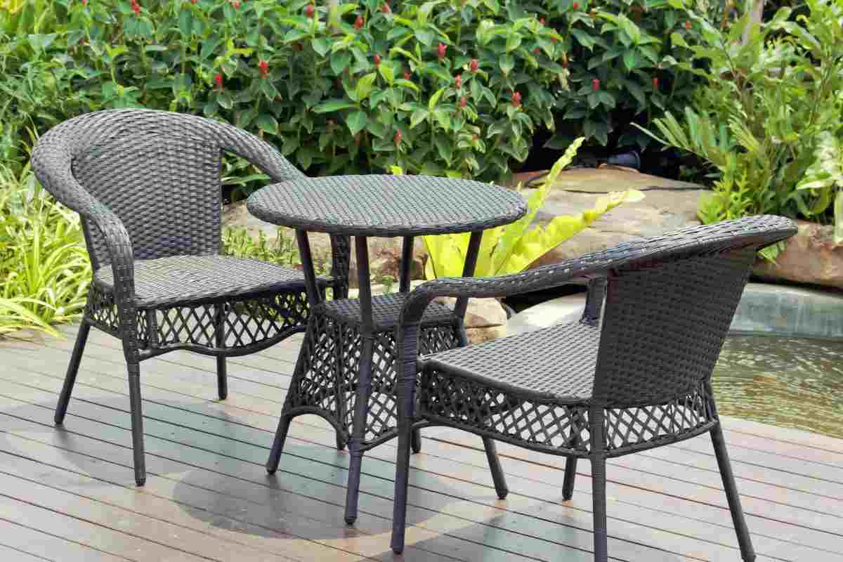set tavolino e sedie da giardino