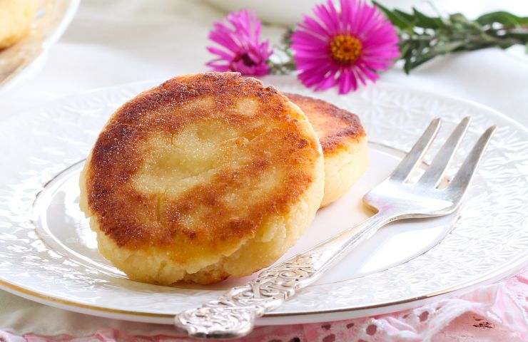 due ricotte fritte in un piatto