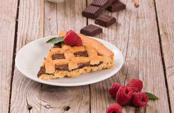 fetta di crostata al cioccolato