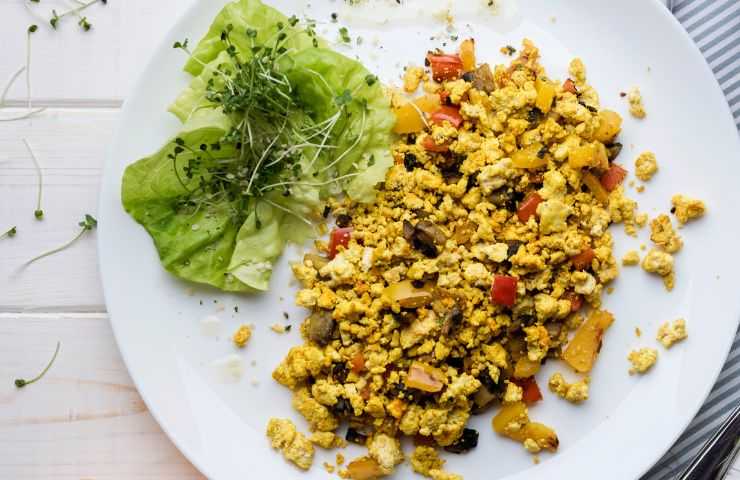 uova strapazzate con verdure e insalata