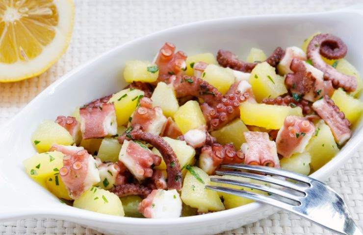 insalata di polpo e patate in una pirofila