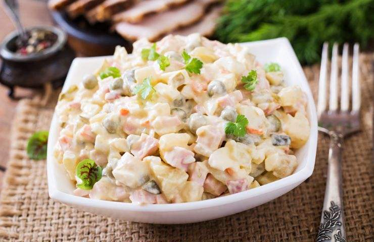 insalata russa in piatto quadrato
