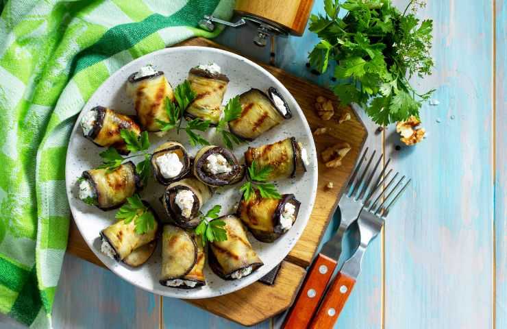 involtini di melanzane grigliate con crema bianca e prezzemolo