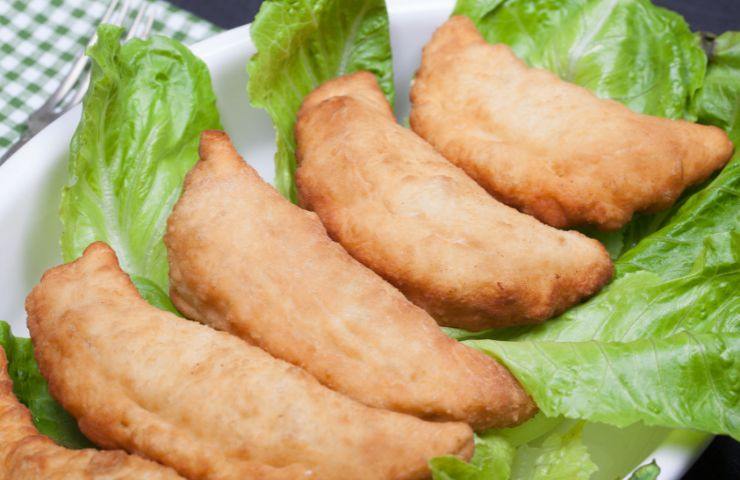 panzerotti in piatto rettangolare con insalata