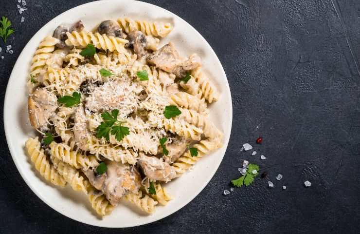 fusilli con funghi panna e parmigiano