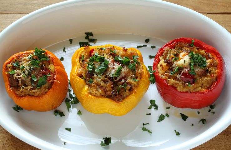 3 peperoni farciti in una pirofila